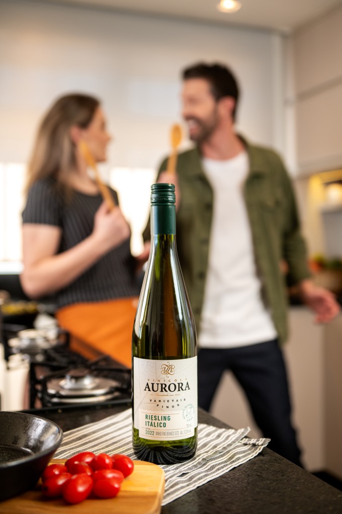 casal cozinhando e degustando um vinho aurora, ideal para jantar romântico