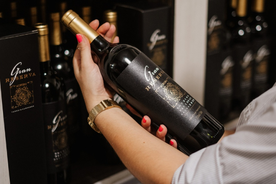 Como armazenar vinho em casa: dicas para conservar a qualidade