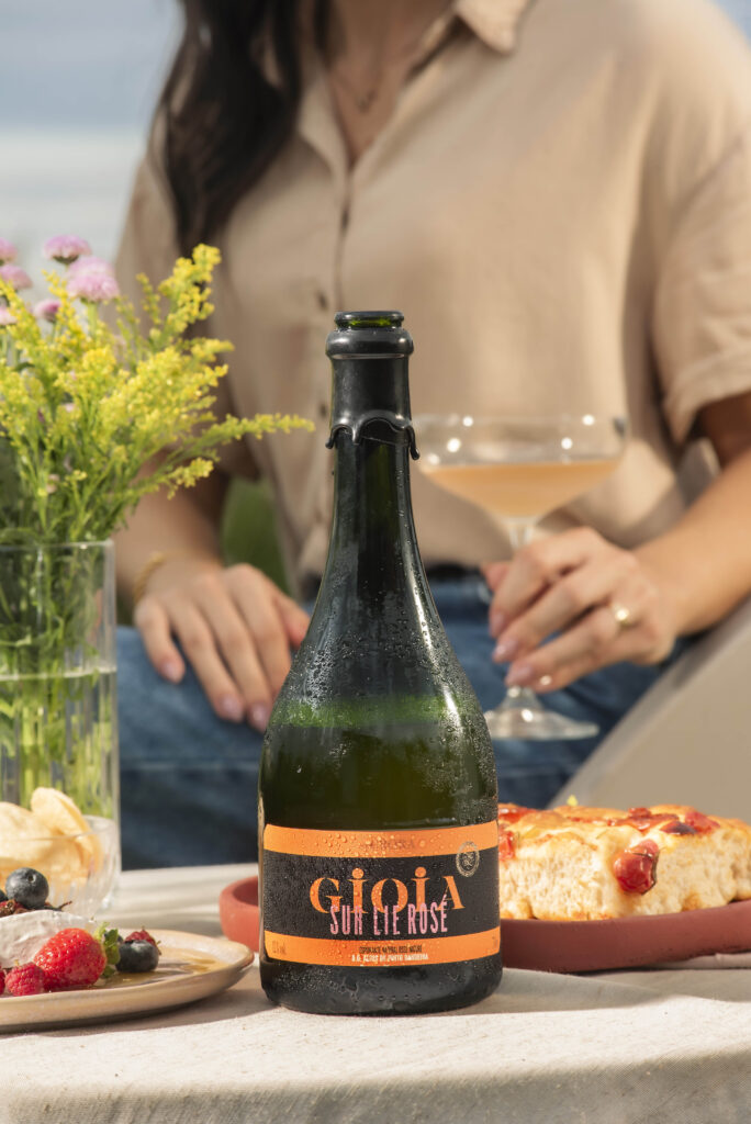 Garrafa gelada de espumante Gioia Sur Lie Rosé.