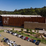 Vista externa da sede da Cooperativa Vinícola Aurora.