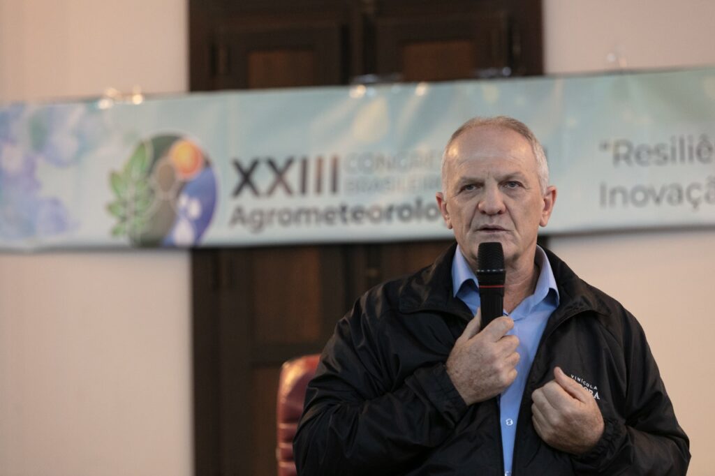 Homem fala ao microfone durante o XXIII Congresso Brasileiro de Agrometeorologia.