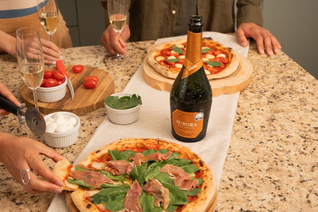 pizza acompanhando espumante prossecco da aurora