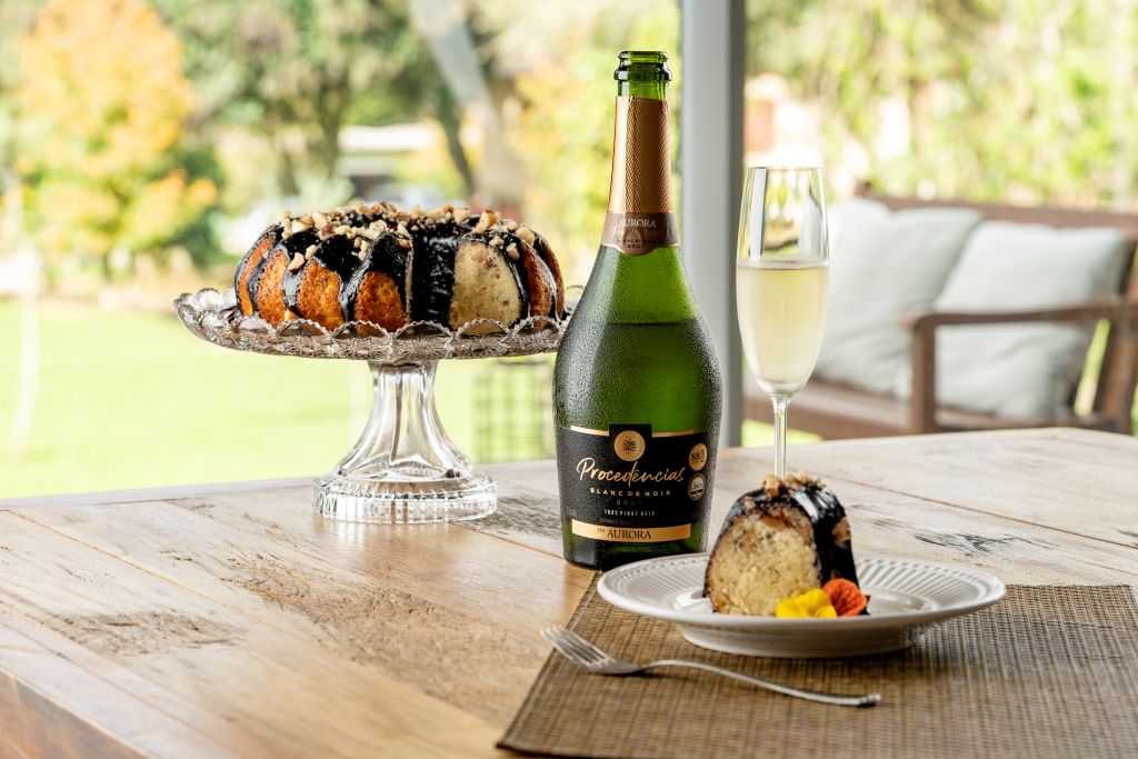 bolo de chocolate acompanhando espumante aurora