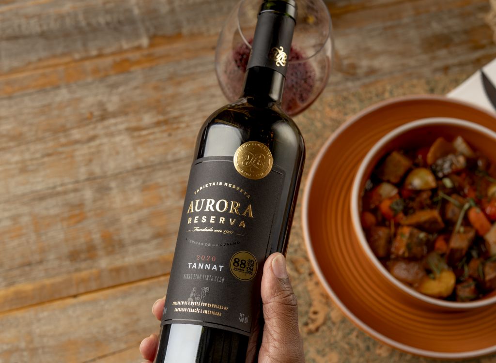 vinho reserva aurora sendo servido em restaurante