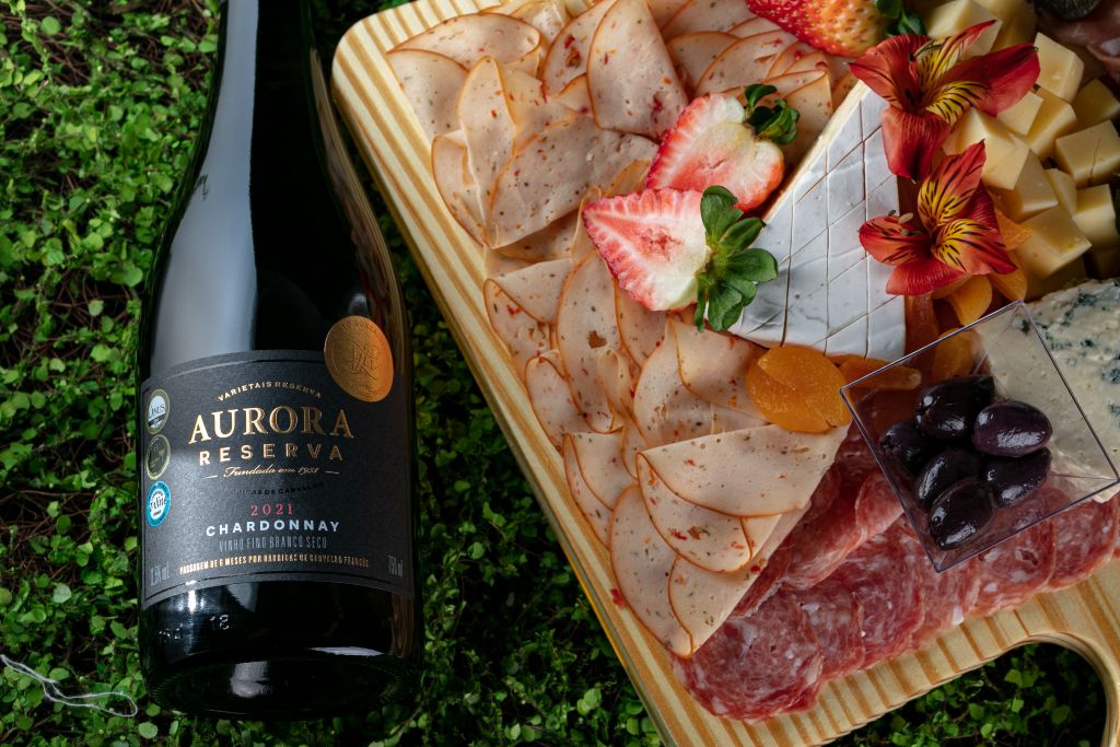 vinho aurora reserva chardonnay harmonizando perfeitamente com tábua de frios