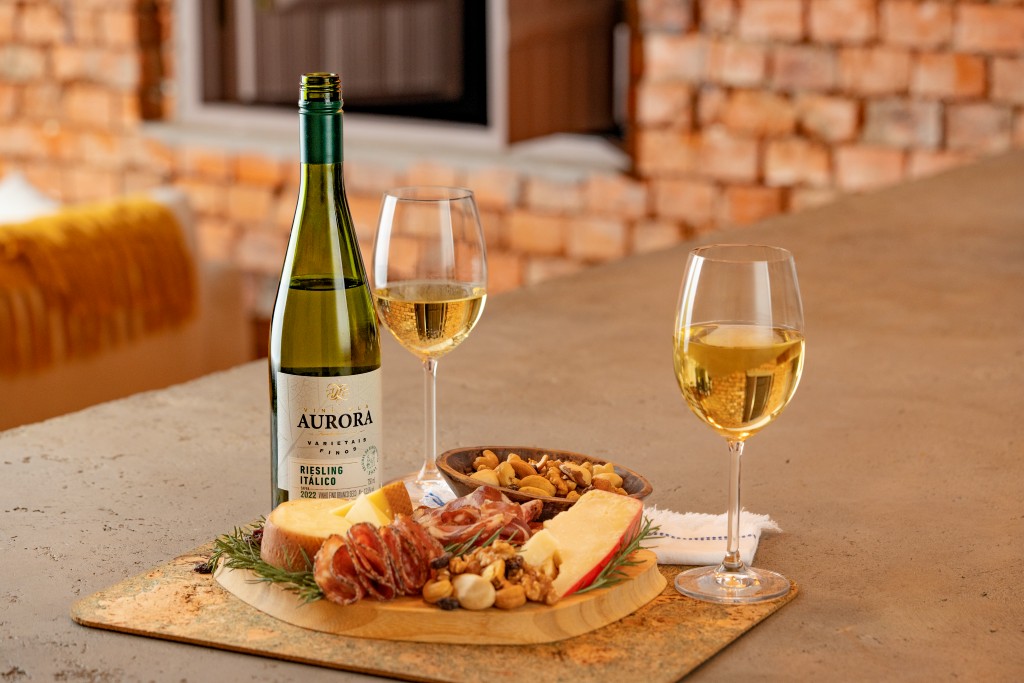 vinho branco aurora riesling itálico acompanhando tábua de frios