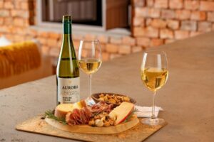 vinho branco suave aurora riesling itálico harmonizando com táuba de frios