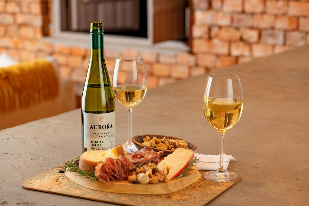 vinho branco suave aurora riesling itálico harmonizando com táuba de frios