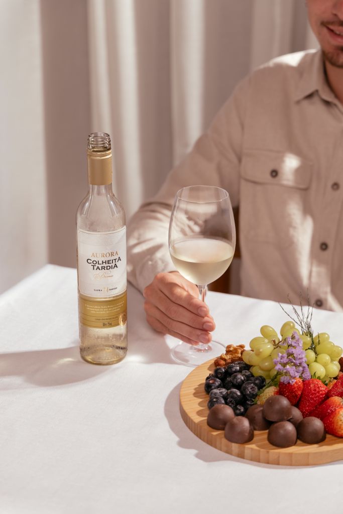 vinho branco aurora colheita tardia acompanhando de frutas e chocolates