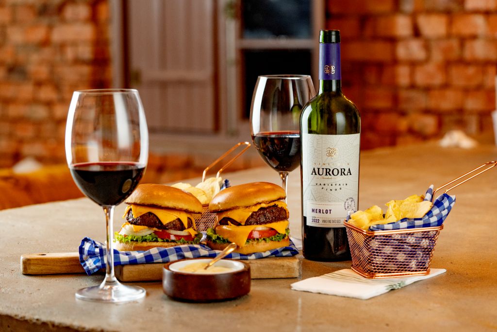 vinho aurora varietal merlot harmonizando com hambúrguer de carne
