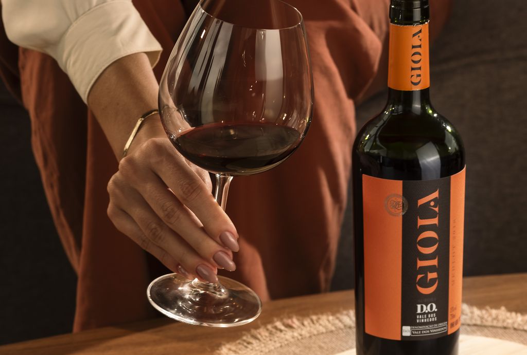 aurora gioia merlot sendo degustado por uma mulher