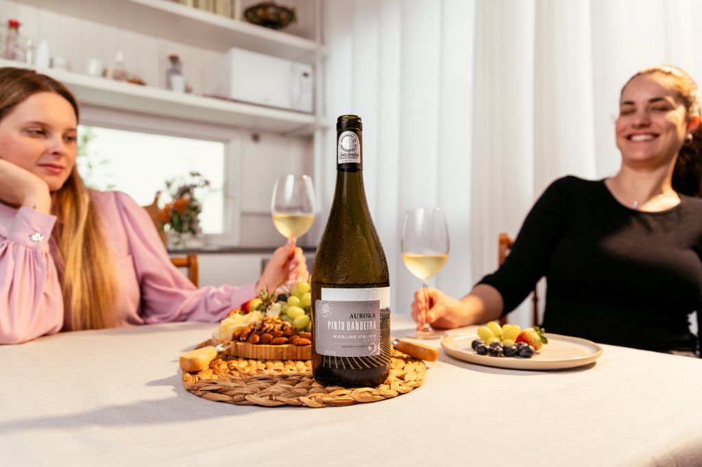 vinho branco da aurora sendo consumido por amigas durante um jantar