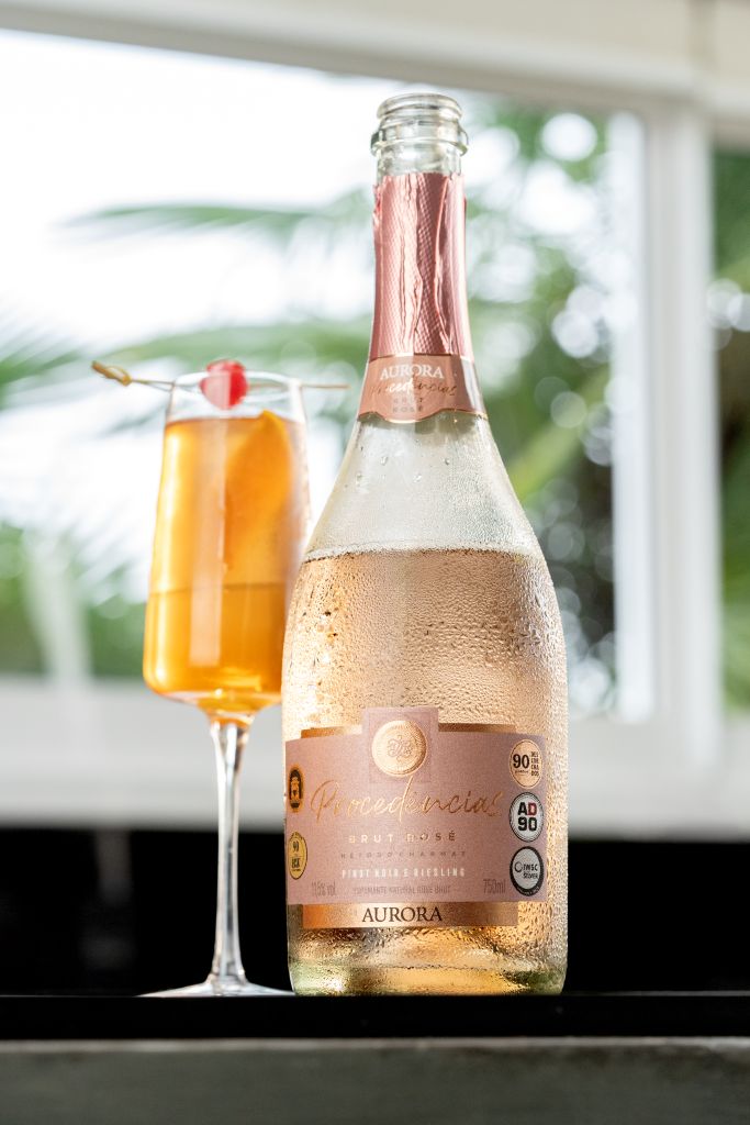 espumante aurora brut rosé em drink com frutas