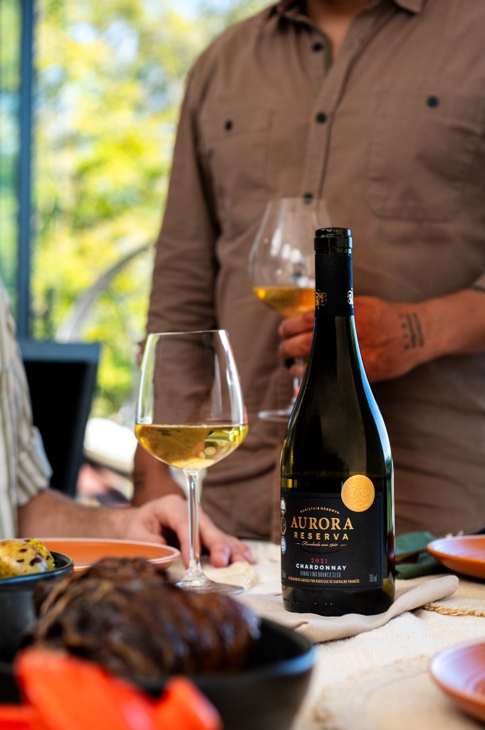 vinho branco seco aurora chardonnay é ideal para harmonizar com pratos leves