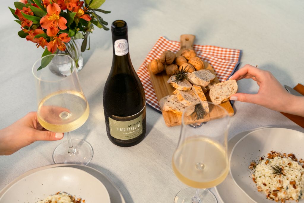 vinho branco seco aurora pinto bandeira chardonnay harmonizando com brusquetas