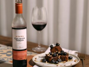 vinho tinto suave auora colheita tardia harmonizando com torta de chocolate