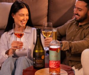 casal degustando vinho para casal da vinícola aurora
