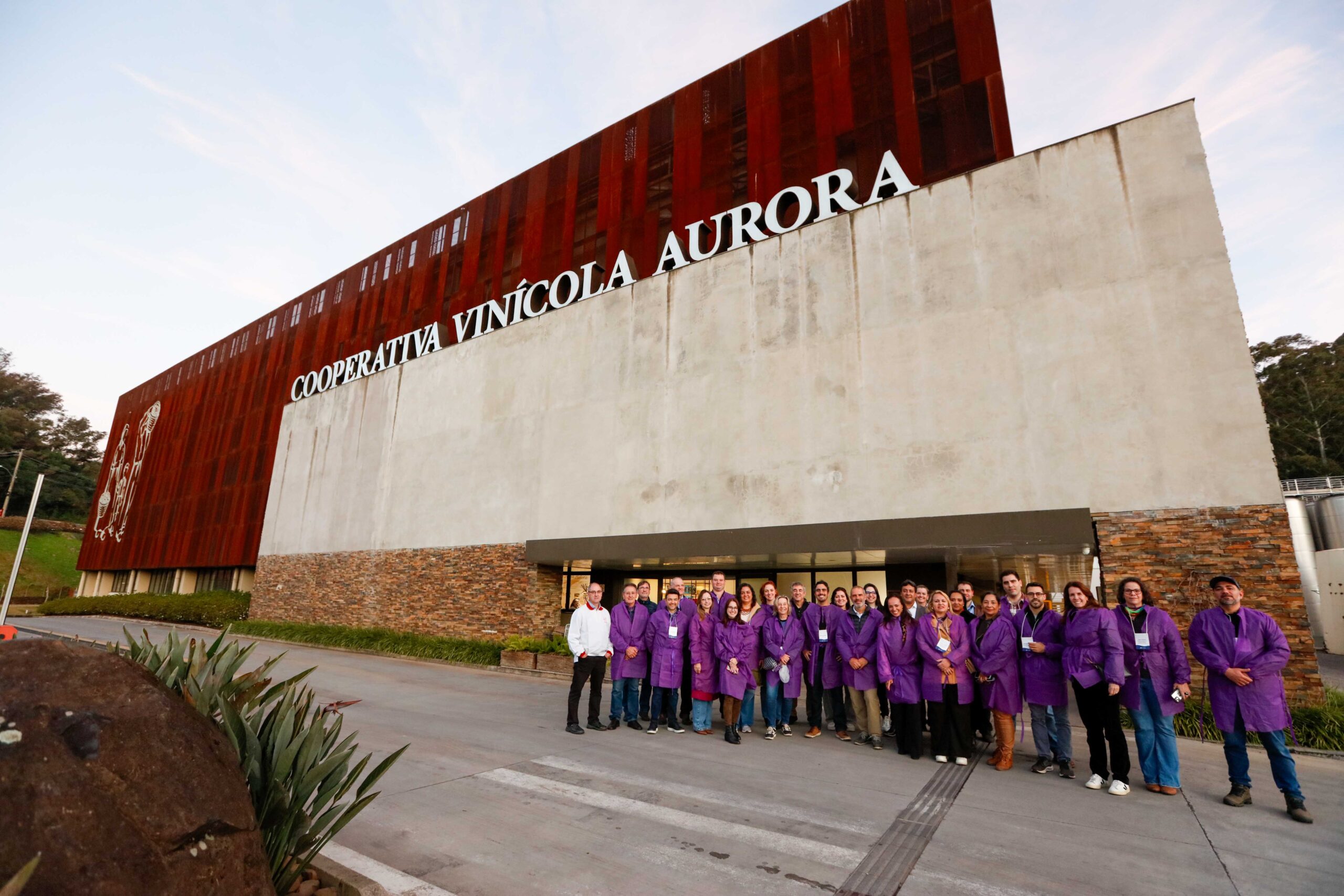 Cooperativa Vinícola Aurora apresenta iniciativas sustentáveis para integrantes de imersão preparatória para a COP30